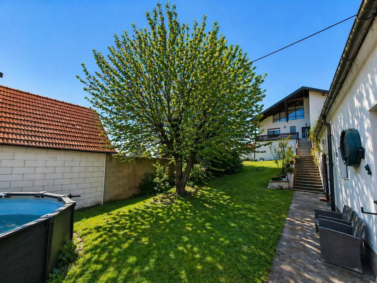 Garten mit Blick auf das Haupthaus