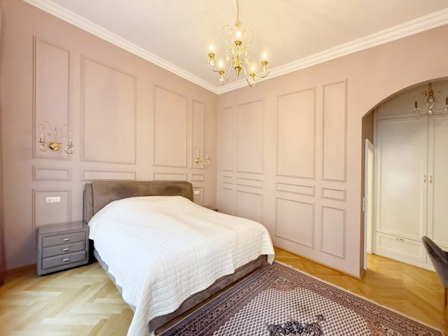 Fully furnished apartment - within walking distance to the 1st district, also available for short-term rentals.