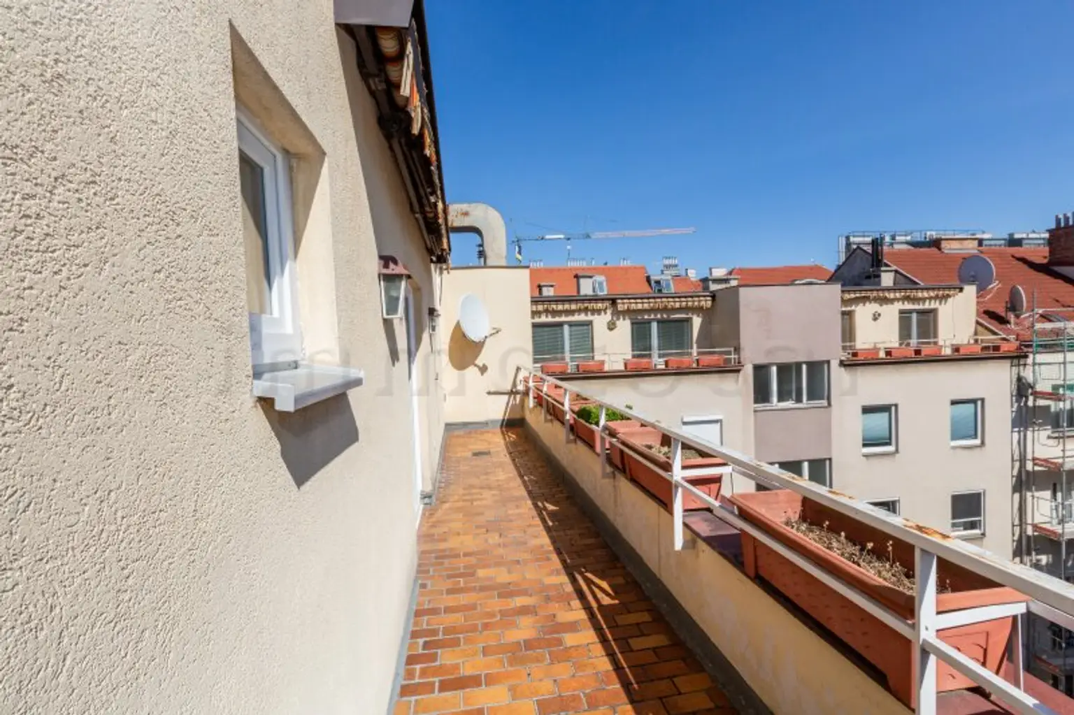 Rainergasse: Sonnige Dachgeschosswohnung mit 12 m2 Südterrasse und optionalen KFZ-Stellplätzen