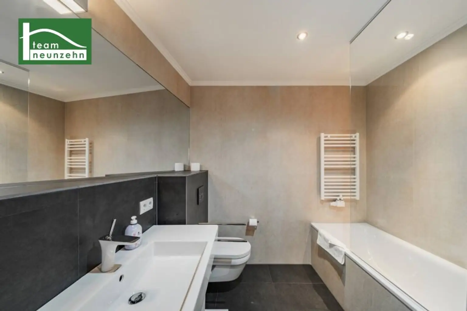 Klimatisierte Wohnung in Hofruhelage am Hohen Markt mit Stellplatzberechtigung! 2 Bäder und Balkon!