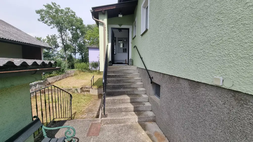 Charmantes Einfamilienhaus in ruhiger Grünlage – innen renoviert und bezugsbereit