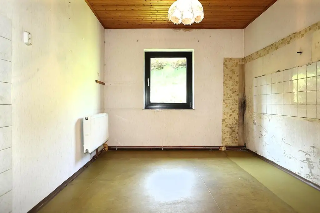 Ein-/Zwei- oder Mehrfamilienhaus zum Innenrenovieren auf 1.343 m² Grund mit Garage und Abstellplätze