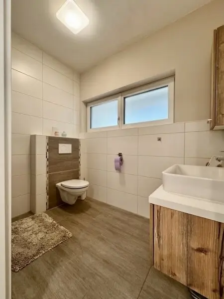 kleines Badezimmer mit Dusche im EG