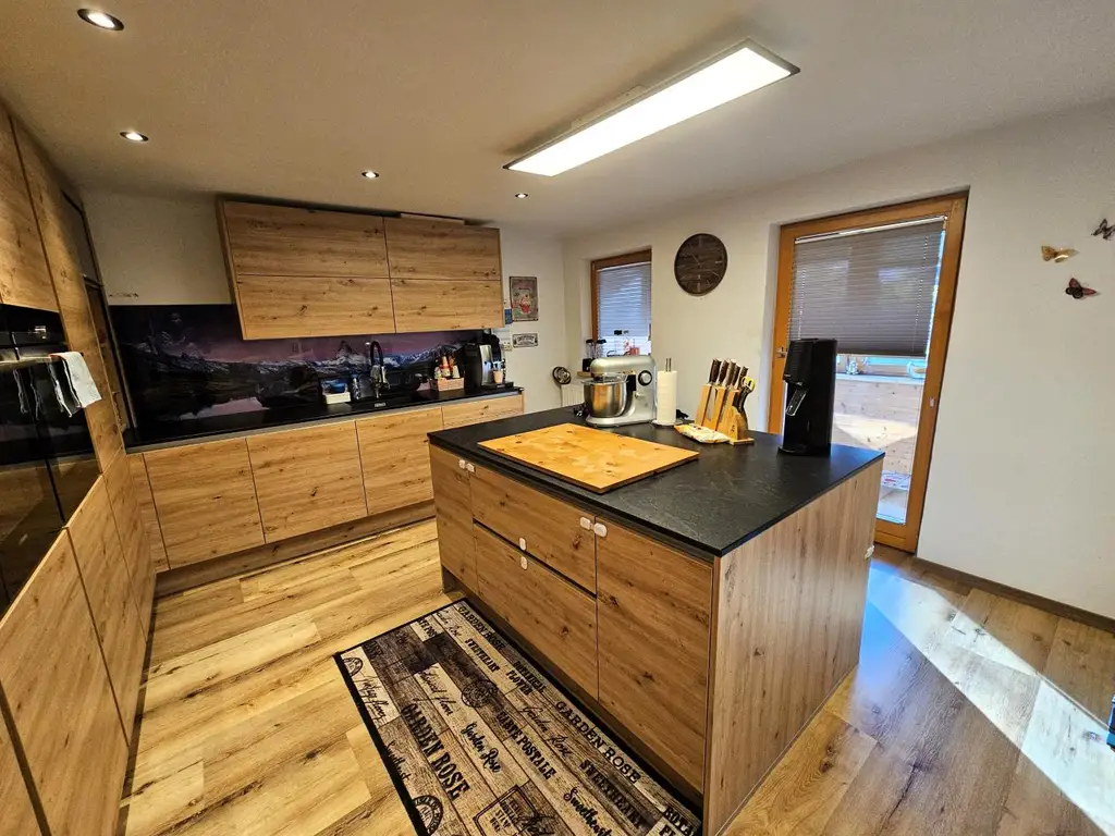 Großzügiges Zweifamilienhaus mit Garten und Pool