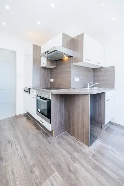 HIGHLIGHT I OBERSTE ETAGE MIT LIFT I MODERNISIERT I KOMFORT-DUSCHE I DESIGN-KÜCHE INKLUSIVE I ZENTRAL & BAHNHOFNAH I HAUSTIER-TAUGLICH I MODERNES WOHNGEFÜHL I OPTIMALE RAUMNUTZUNG I PROJEKT WOHNEN