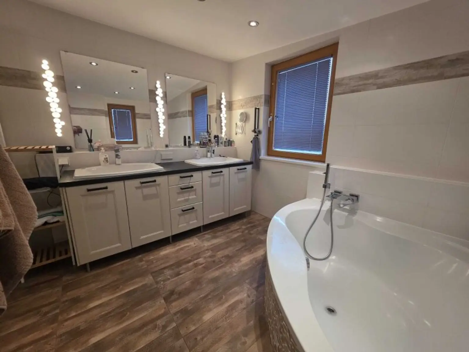 Idyllisches Einfamilienhaus in Gänserndorf: 5 Zimmer, Pool, Balkon & mehr!