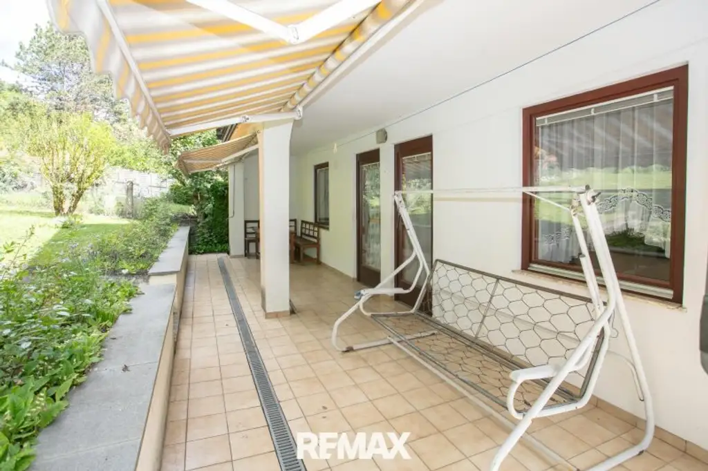 Großzügiges Ein-/Zweifamilienhaus mit ausgebautem Dachgeschoss, zwei Garagen und Garten in Paudorf