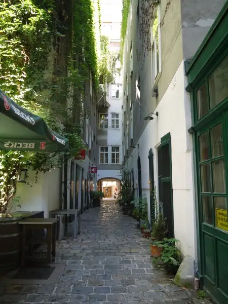 DG-WOHNUNG MIT PRIVATER TERRASSE NÄHE STEPHANSPLATZ