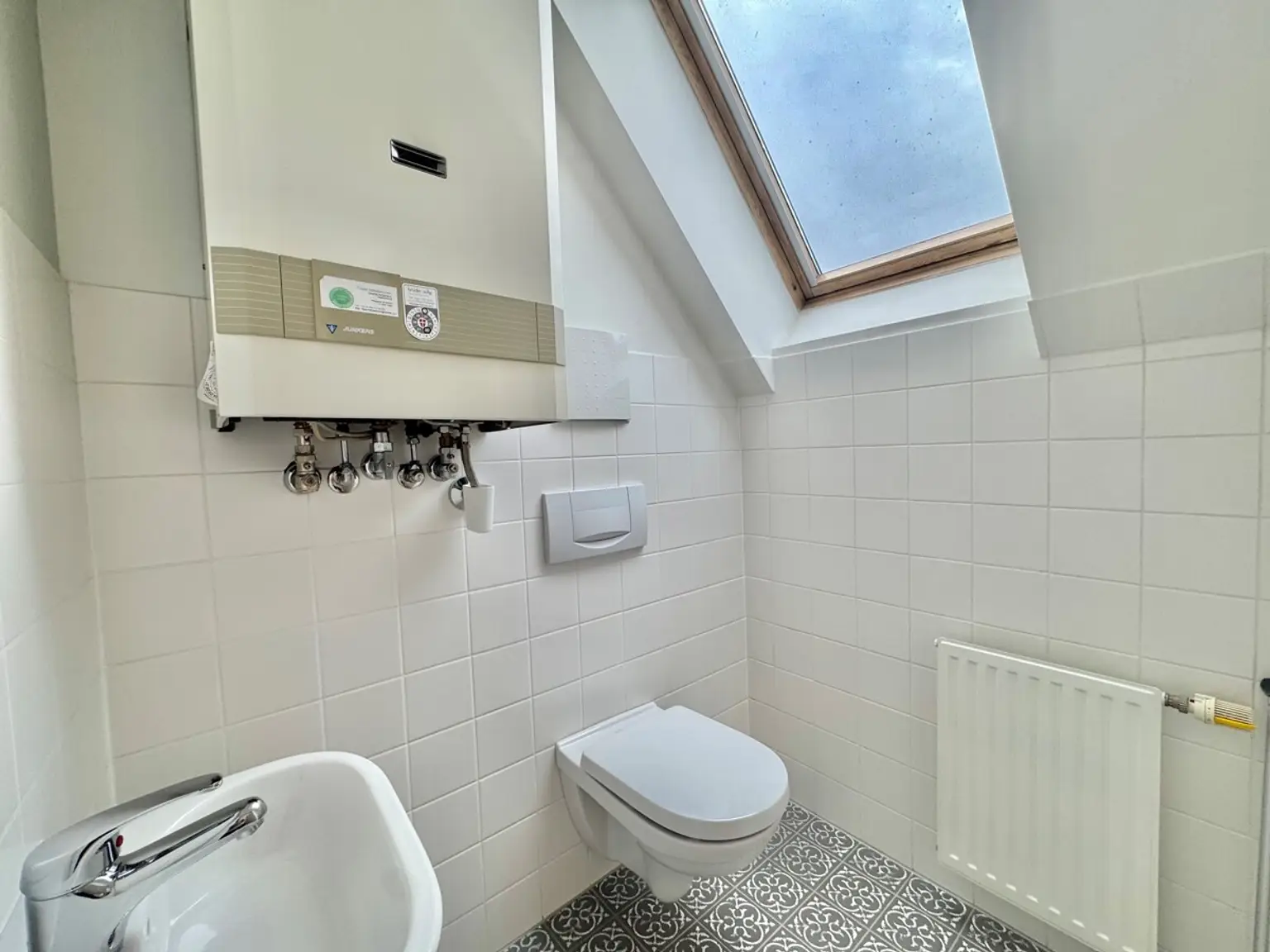NEU! Viel Platz zum kleinen Preis: Groß, günstig, genial - 2 Zimmer Dachgeschosswohnung