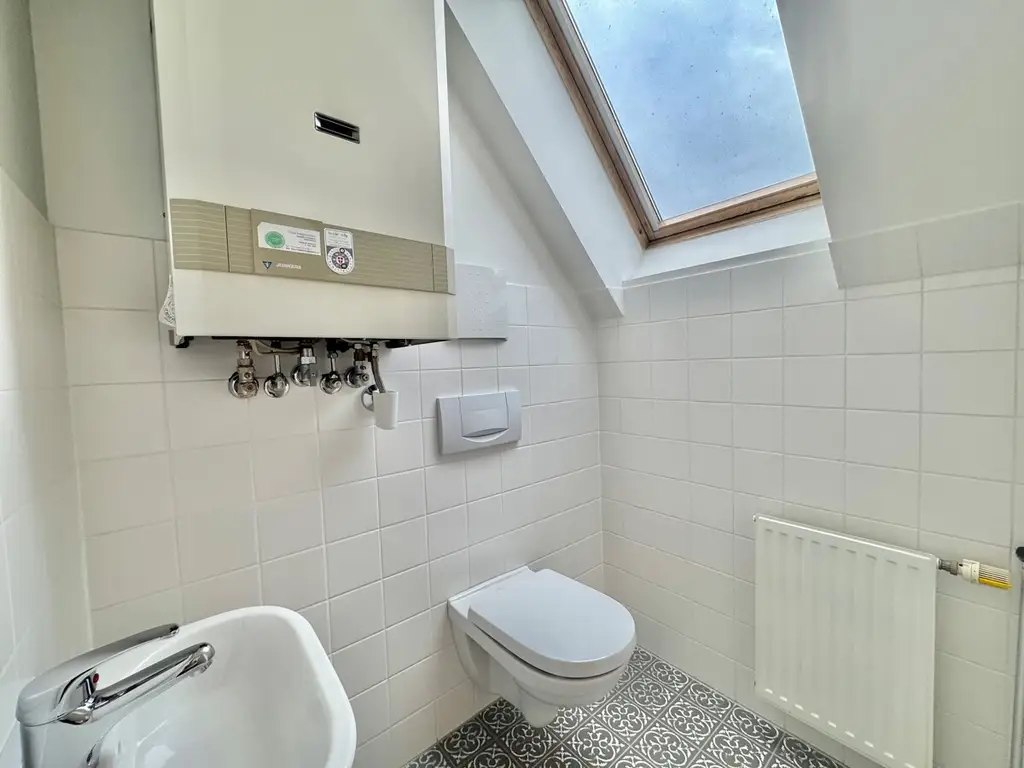 NEU! Viel Platz zum kleinen Preis: Groß, günstig, genial - 2 Zimmer Dachgeschosswohnung