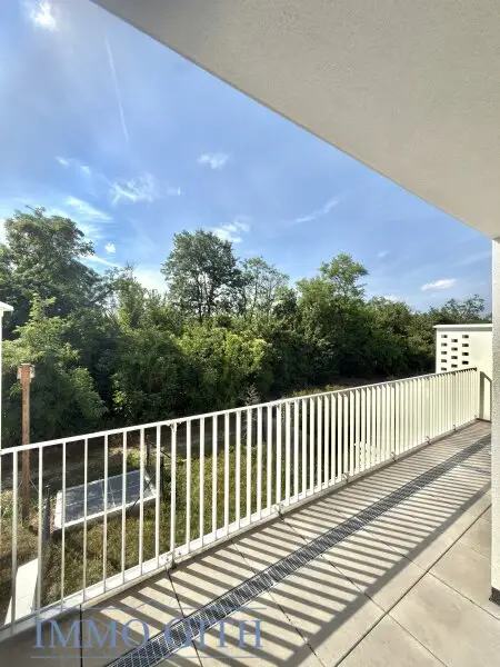 STAMMERSDORFER RUHELAGE: MODERNE 2-ZIMMER-WOHNUNG MIT NEUER KÜCHE, LOGGIA & TERRASSE ZU MIETEN!