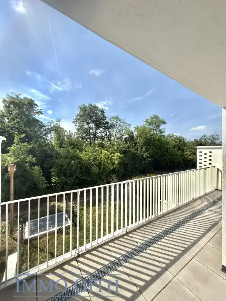 STAMMERSDORFER RUHELAGE: MODERNE 2-ZIMMER-WOHNUNG MIT NEUER KÜCHE, LOGGIA & TERRASSE ZU MIETEN!