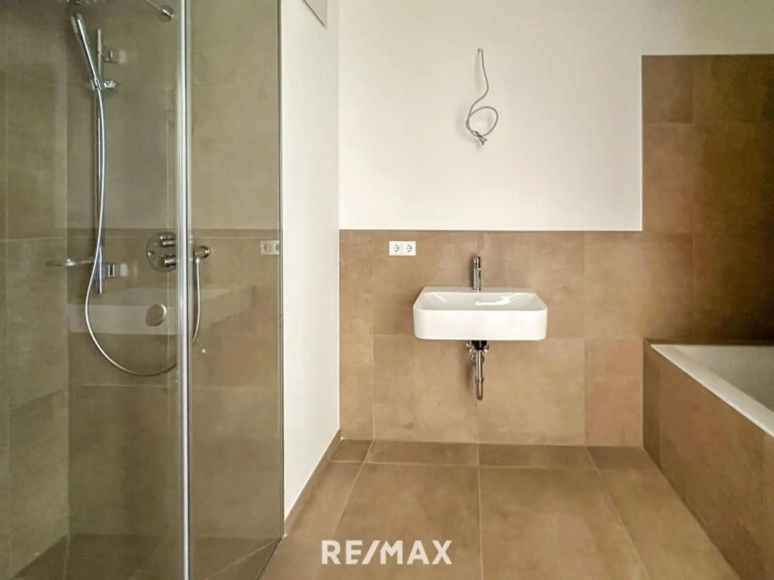 Badezimmer mit Badewanne und Dusche