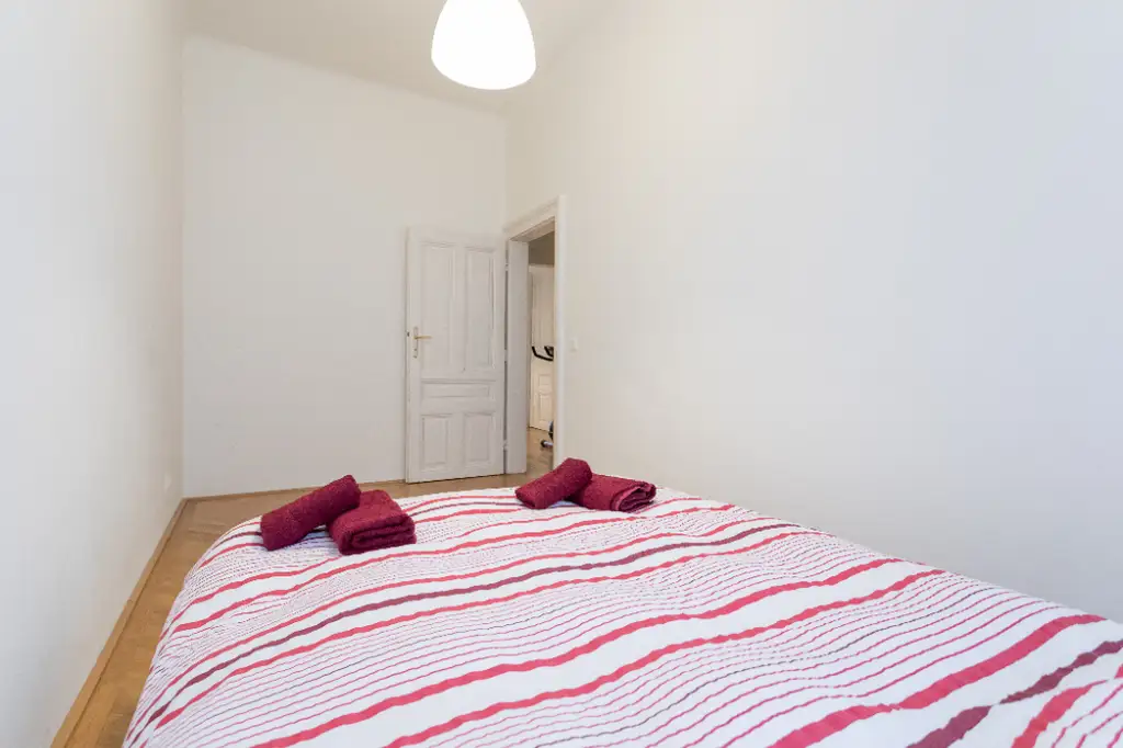 Stilvolle 3-Zimmer-Altbauwohnung in zentraler Lage im 5. Bezirk – möbliert