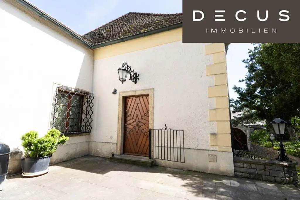 | VIERKANTHOF | HERRENHAUS  |  BURGÄHNLICHES HISTORISCHES WOHNOBJEKT MIT GARTEN IN ZENTRUMSLAGE  |