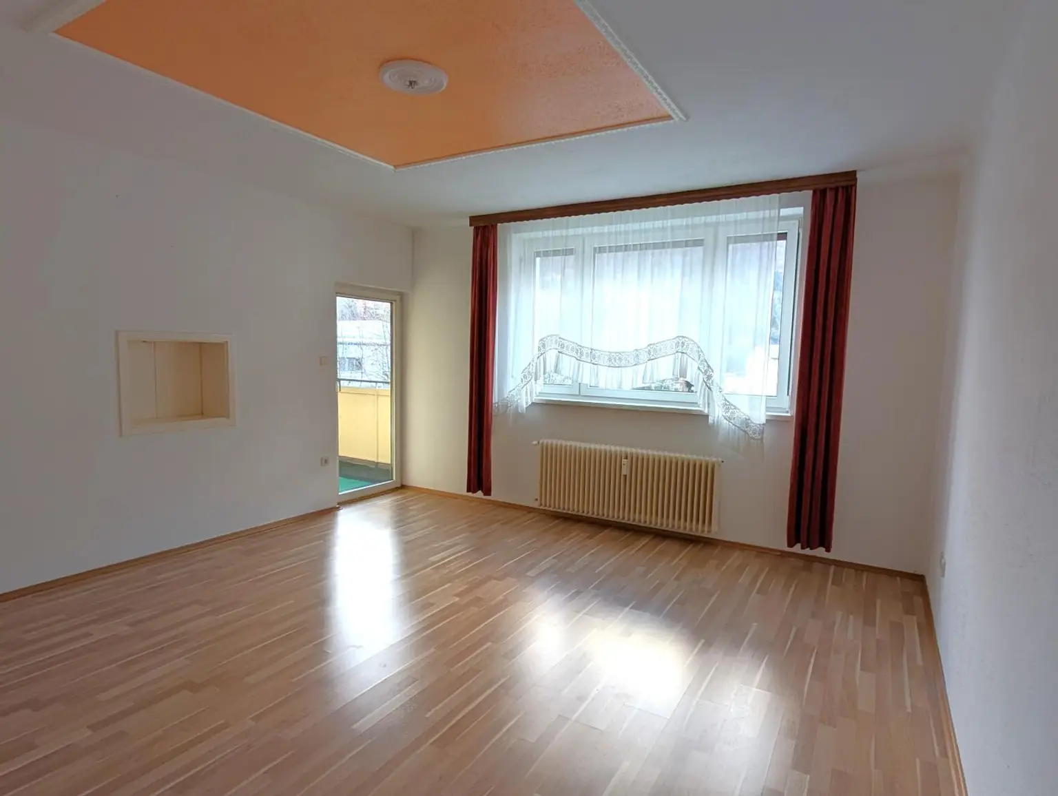 Wohn-Esszimmer mit Balkonzugang