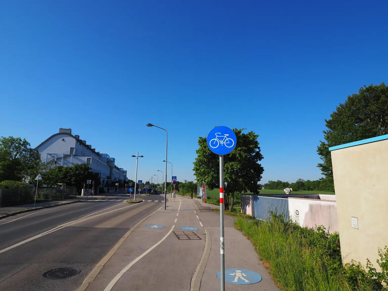 Radweg_vor_der_Hauseingangstuere