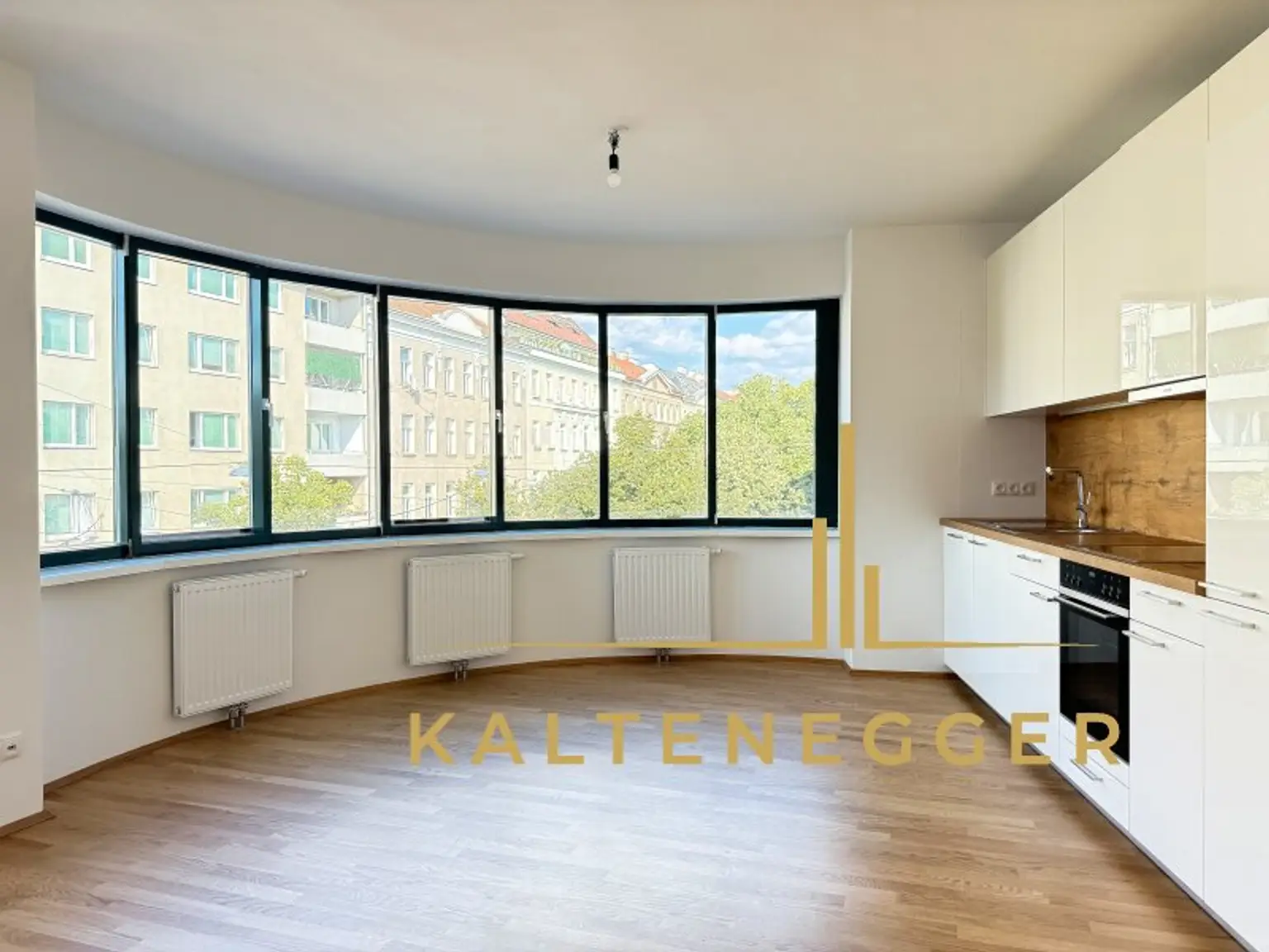 Erstbezug nach Sanierung ++ Außergewöhnliche 3-Zimmer Wohnung ++ mit großer Fensterfront und offenem Grundriss