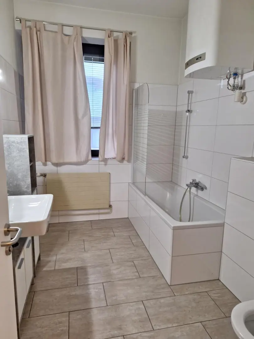 Wohnung 1. OG _ Badezimmer