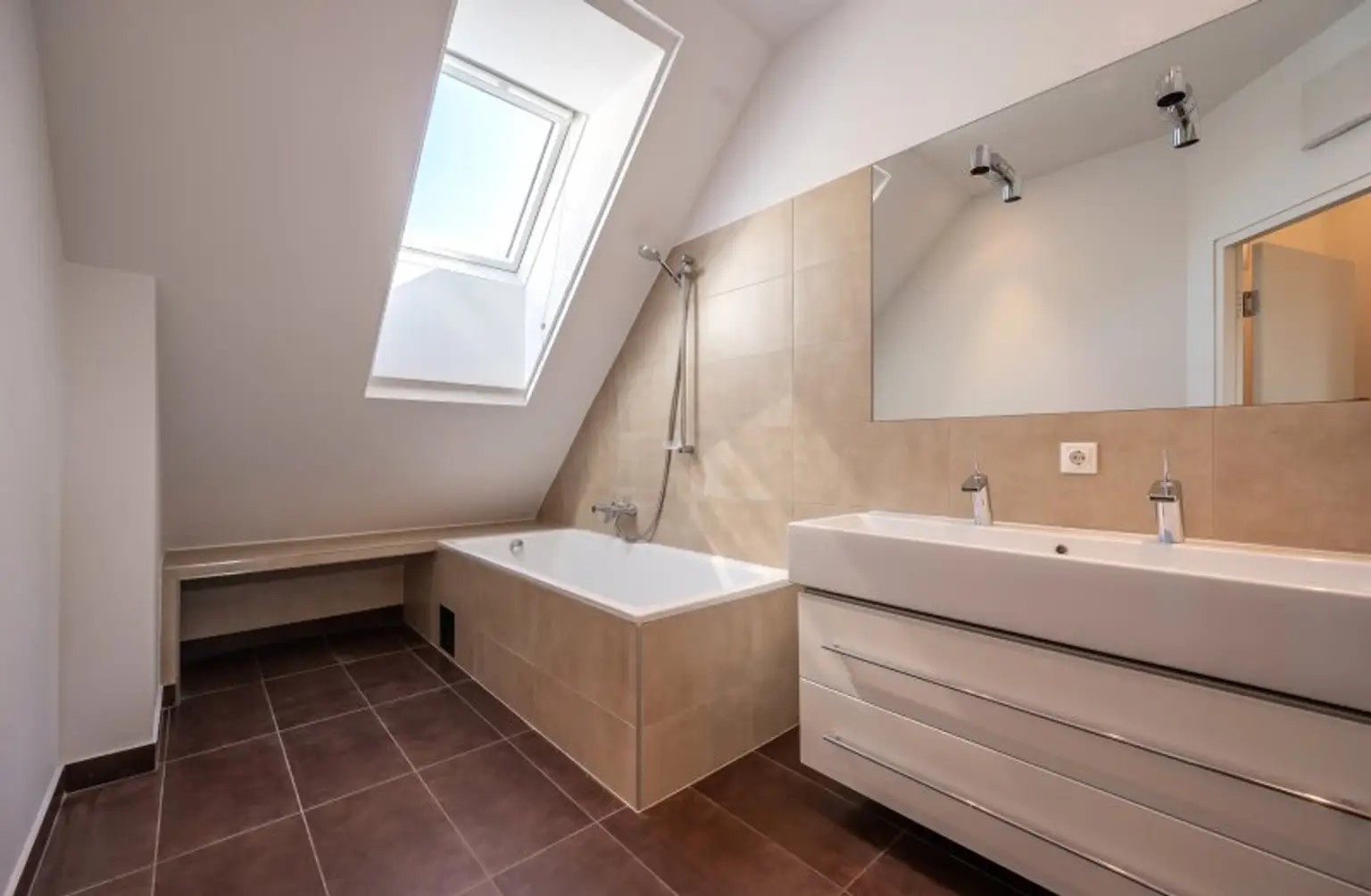 Panoramaliebling: Luxuriöse DG-Wohnung mit Dachterrasse und Fernblick
