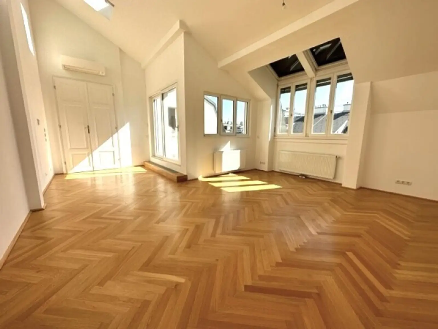 BÖRSE-NÄHE, klimatisiertes 98 m2 Dachgeschoss mit 9 m2 Terrasse, 3 Zimmer, Extraküche, 2 Bäder, Gonzagagasse