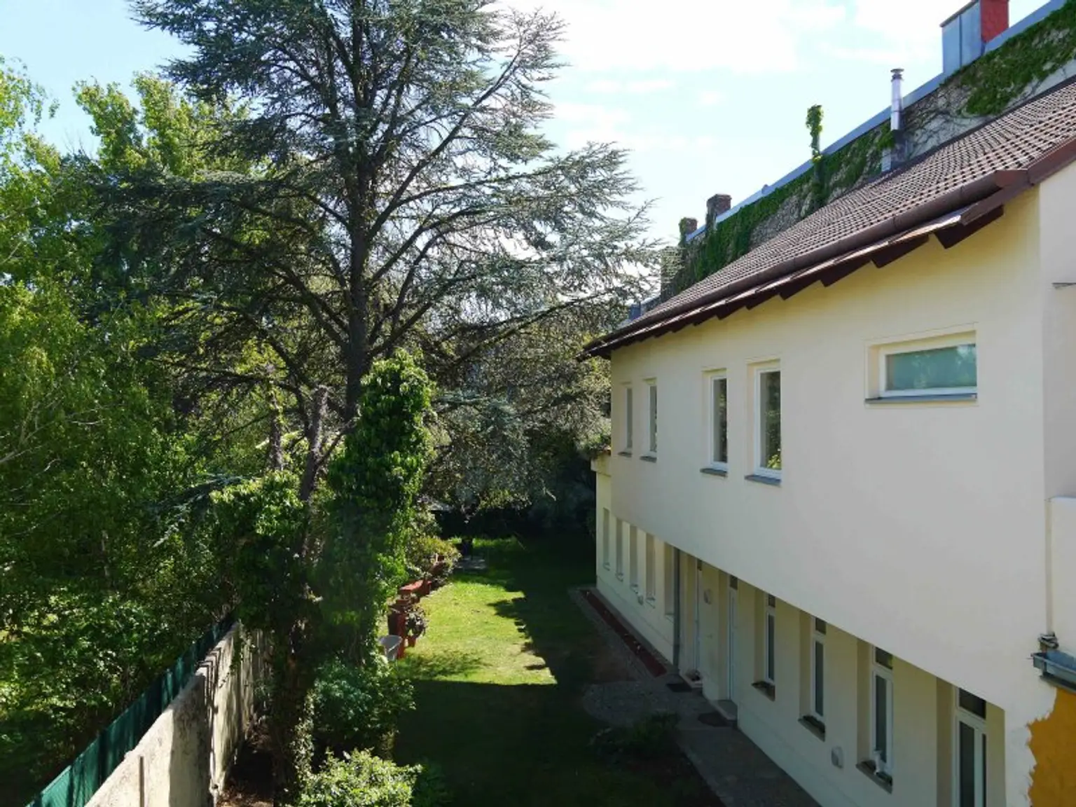 FÜR SINGLES ODER PAARE MIT FIXEM EINKOMMEN - GROSSZÜGIGE WOHNUNG MIT TERRASSE