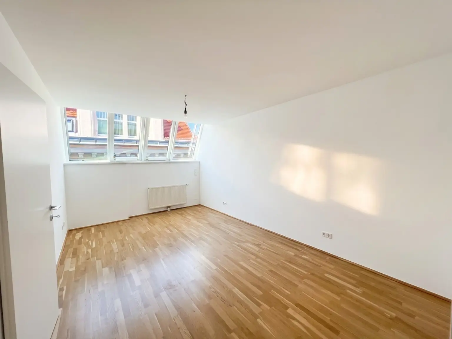 UNBEFRISTET: Top-Lage beim Stephansplatz: Moderne, klimatisierte Dachgeschoßwohnung im stilvollen Haus / Prime location near Stephansplatz: a modern, air-conditioned penthouse flat in a stylish building