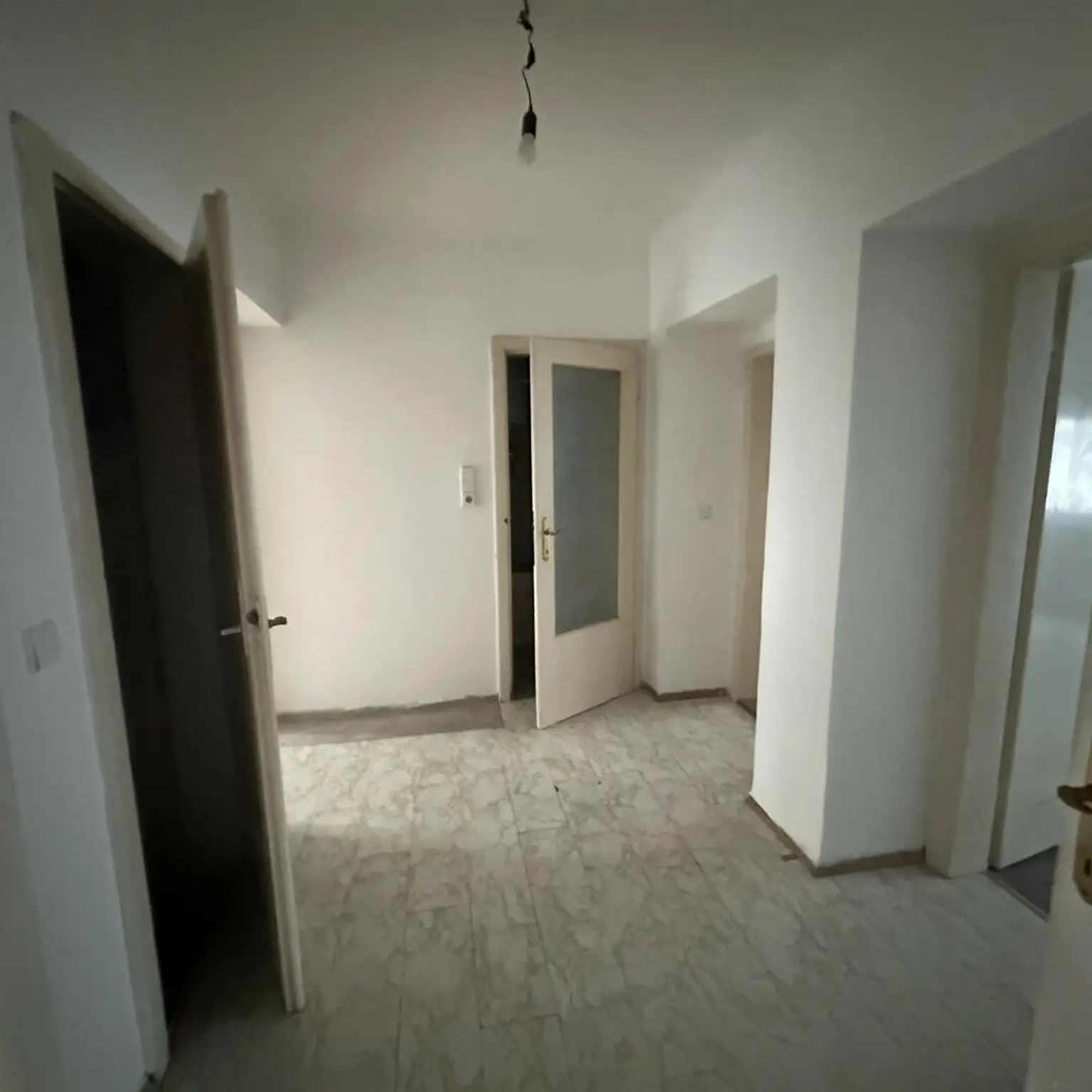 Sanierungsbedürftige 4 Zimmer Wohnung mit Potential