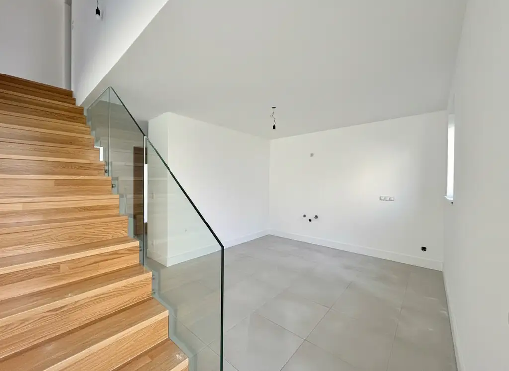 Moderne Doppelhaushälfte in Steinabrückl: Erstbezug mit Garten, Balkon und Terrassen!