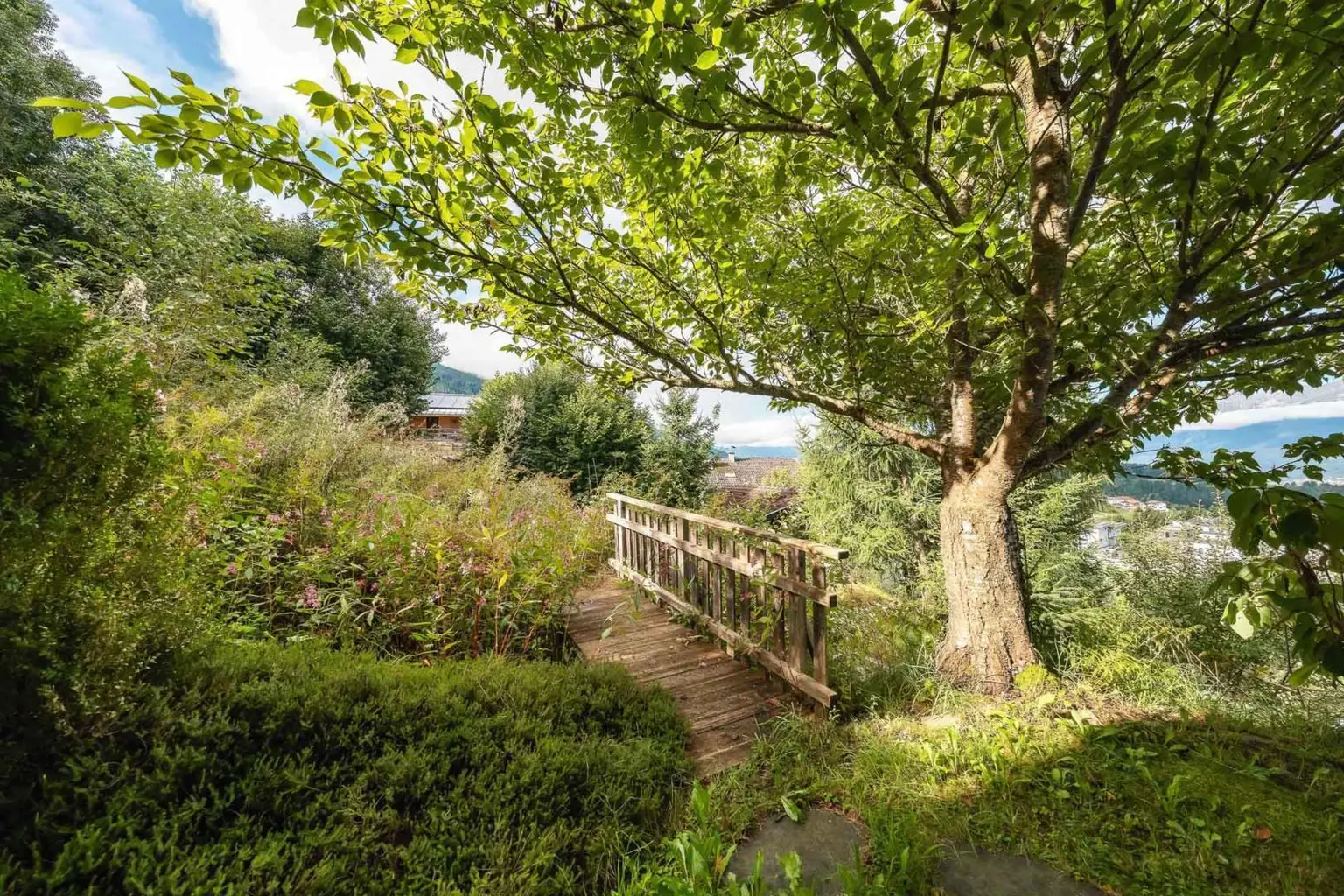 Garten mit Bach