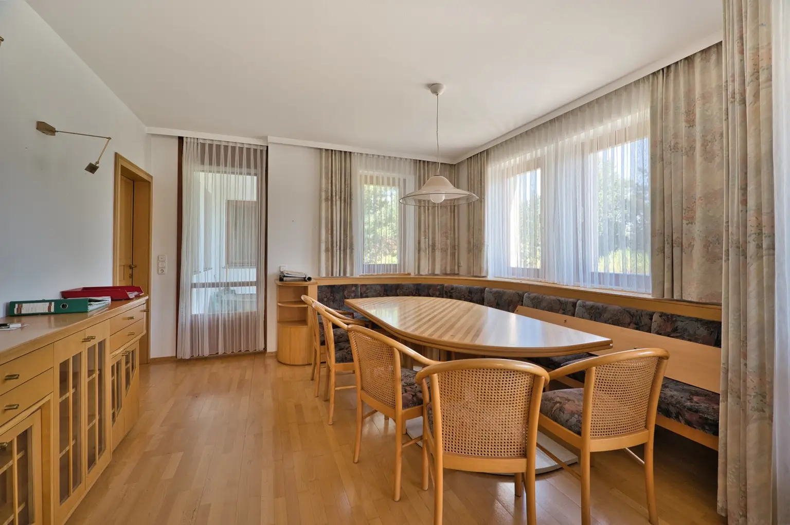 Exklusivität und Privatsphäre pur auf 2.610 m2 Grundfläche! Von der Terrasse in den Schwimmteich.