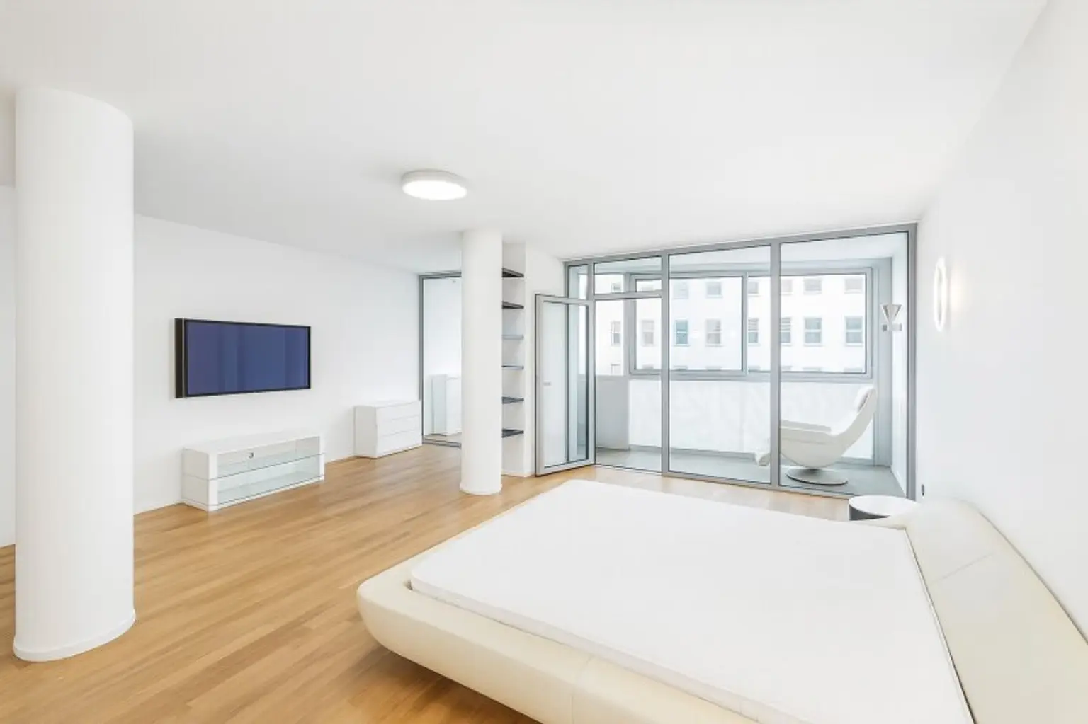 Möblierte Wohnung mit Balkon und Blick ins Grüne Nähe Karlskirche!!