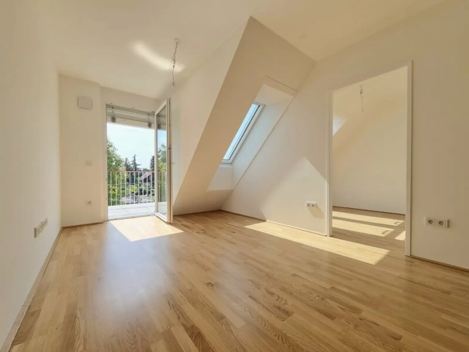 Sonniger Dachgeschosstraum mit Süd/West Balkon und Kühlung- RUHELAGE TRIFFT WOHNGENUSS – Stilvolle Ausstattung