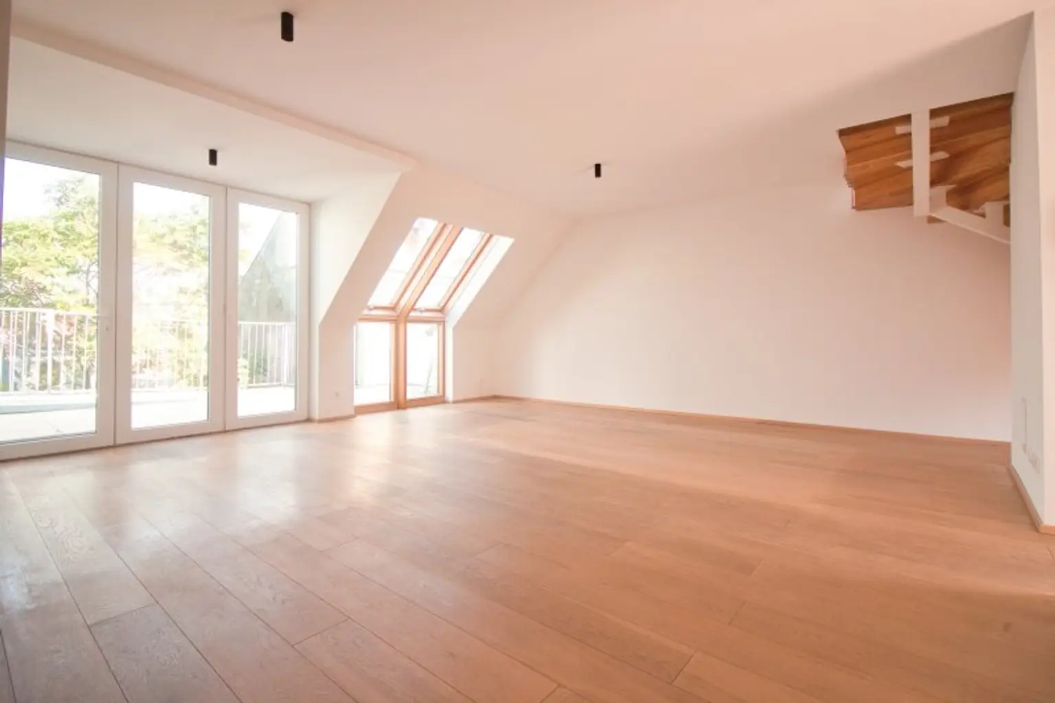 Helle, großzügige Maisonette-Wohnung mit 2 Bädern | ~ 20 m² große, private Terrasse direkt auf Wohnebene | Nahe Elterleinplatz