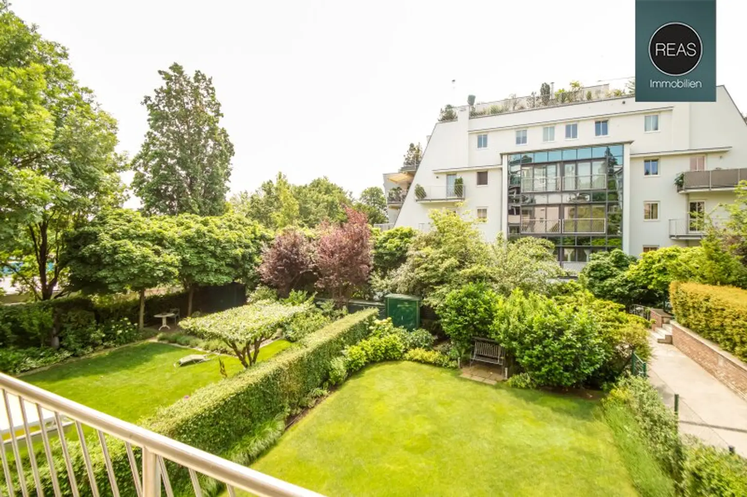 Traumwohnung mit Balkon, Terrasse und Garage in exklusiver Gartenanlage bei der Hohen Warte!