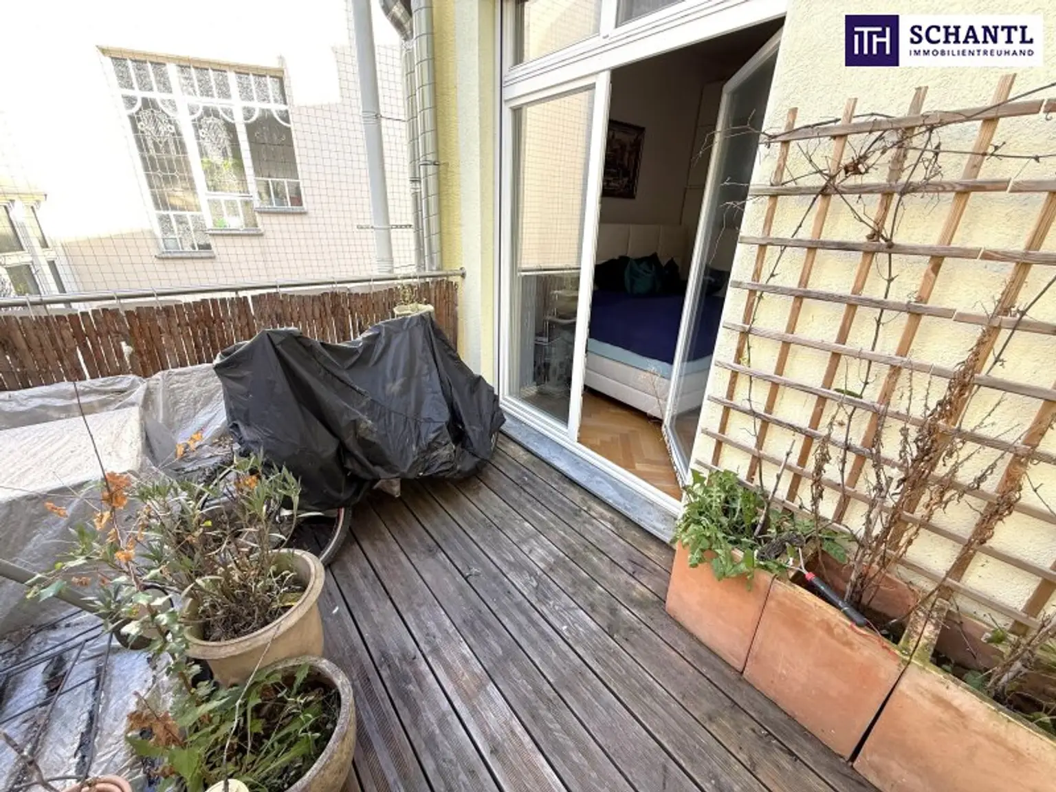 Zeitlose Eleganz trifft modernen Wohnkomfort – stilvoll sanierte 3,5-Zimmer-Altbauwohnung mit Designküche, zwei Außenflächen & Toplage nahe dem Türkenschanzpark