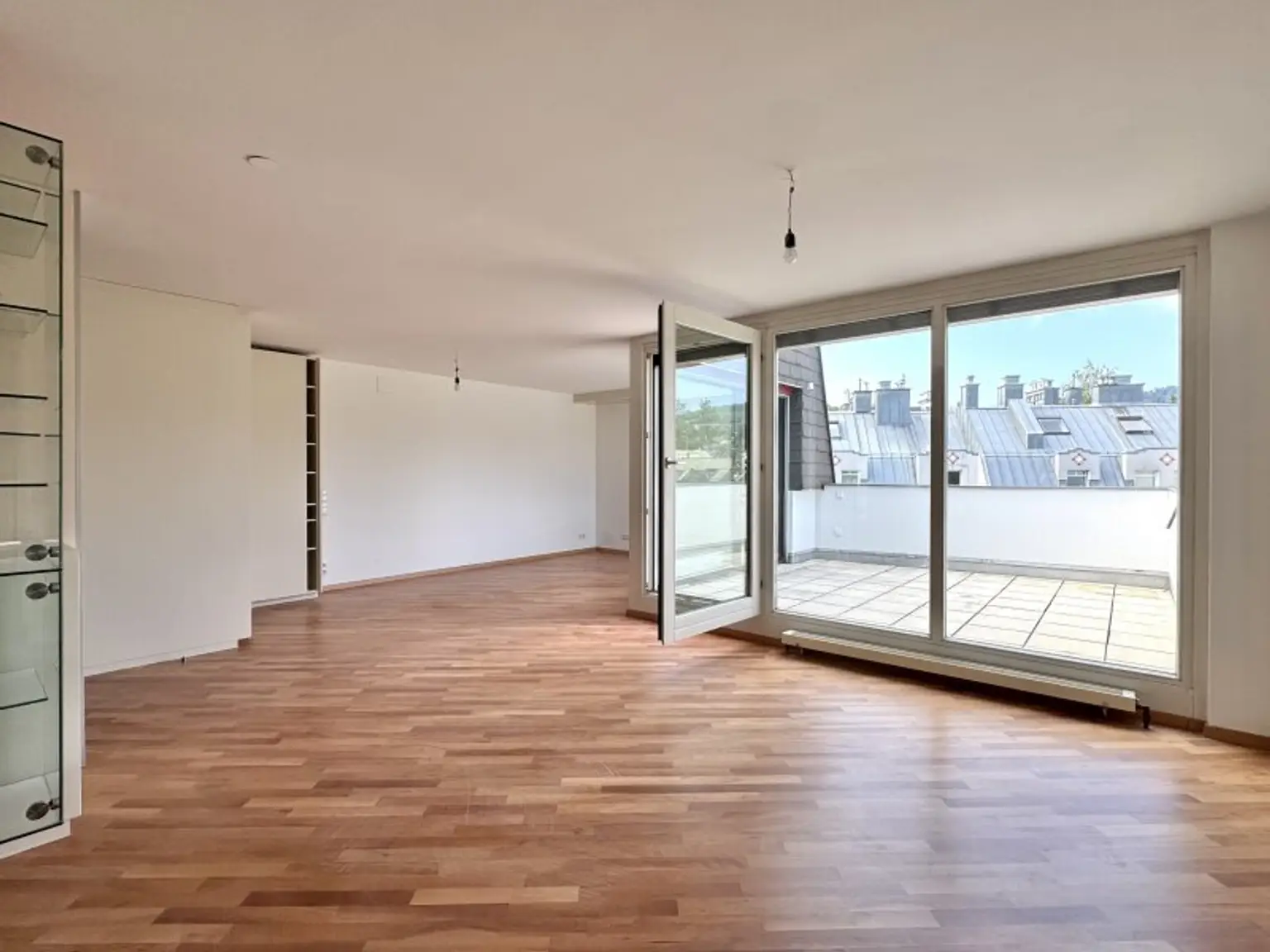 Residieren mit Blick ins Grüne - renovierte Dachgeschosswohnung mit 2 Terrassen - U4 Ober St. Veit