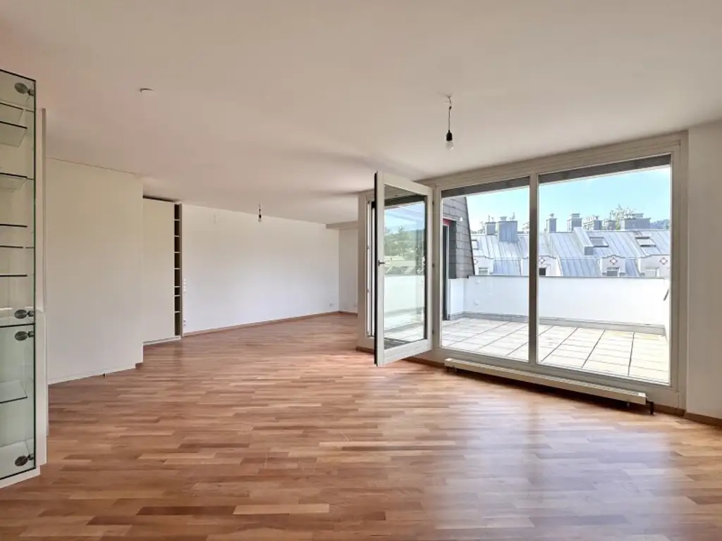 Residieren mit Blick ins Grüne - renovierte Dachgeschosswohnung mit 2 Terrassen - U4 Ober St. Veit