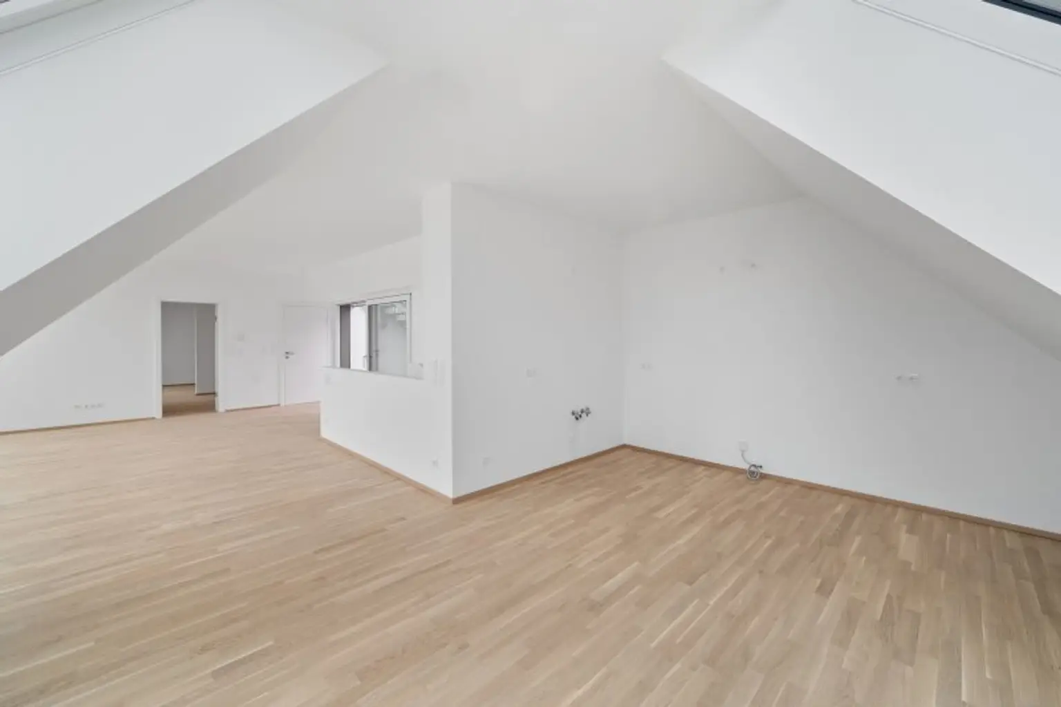 4-Zimmer-Dachgeschosswohnung (Massivbauweise) mit Terrasse und Dachterrasse in generalsaniertem Altbau