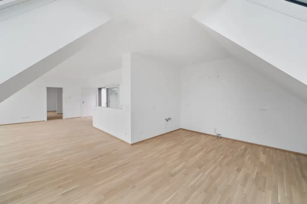 4-Zimmer-Dachgeschosswohnung (Massivbauweise) mit Terrasse und Dachterrasse in generalsaniertem Altbau