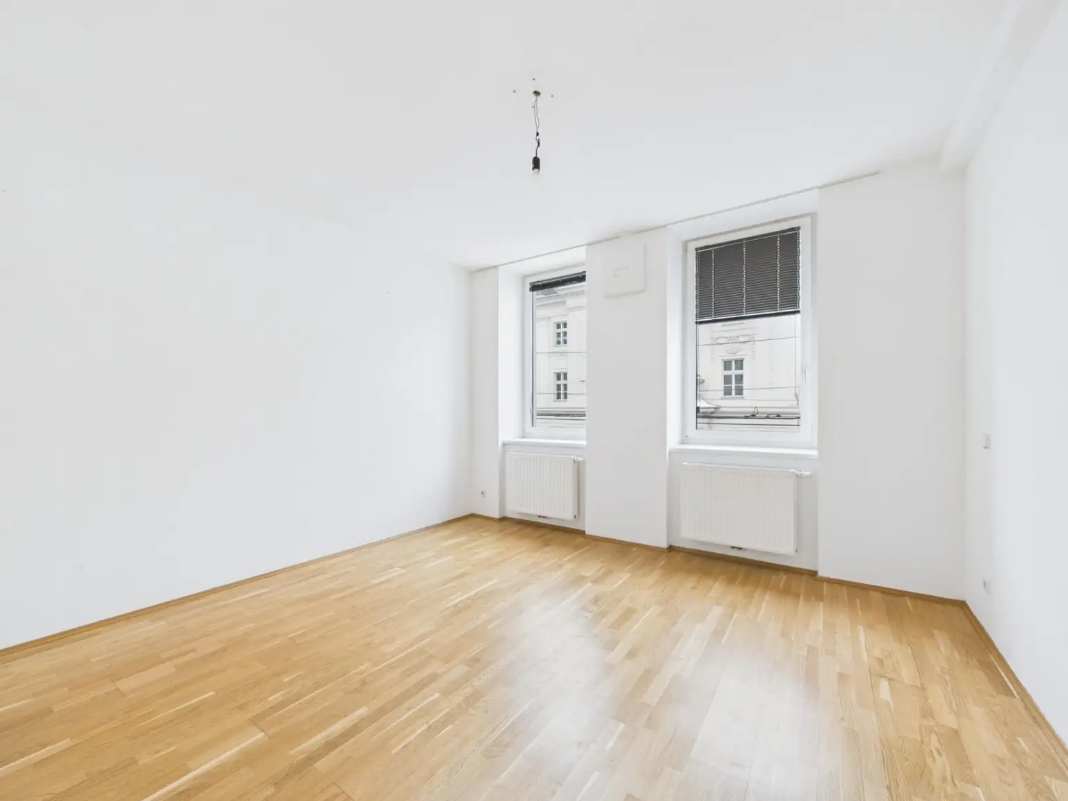 CAM04191G0-PR0076-STILL011