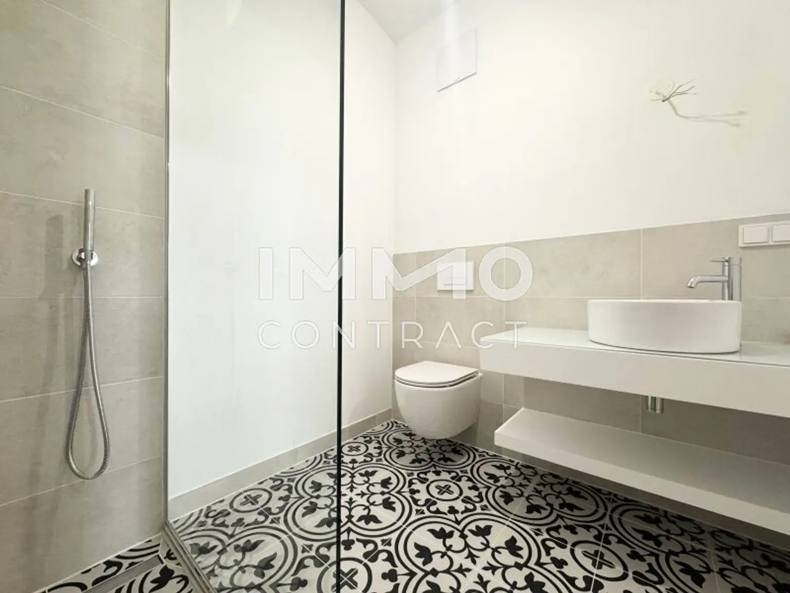 Bad mit Dusche und WC