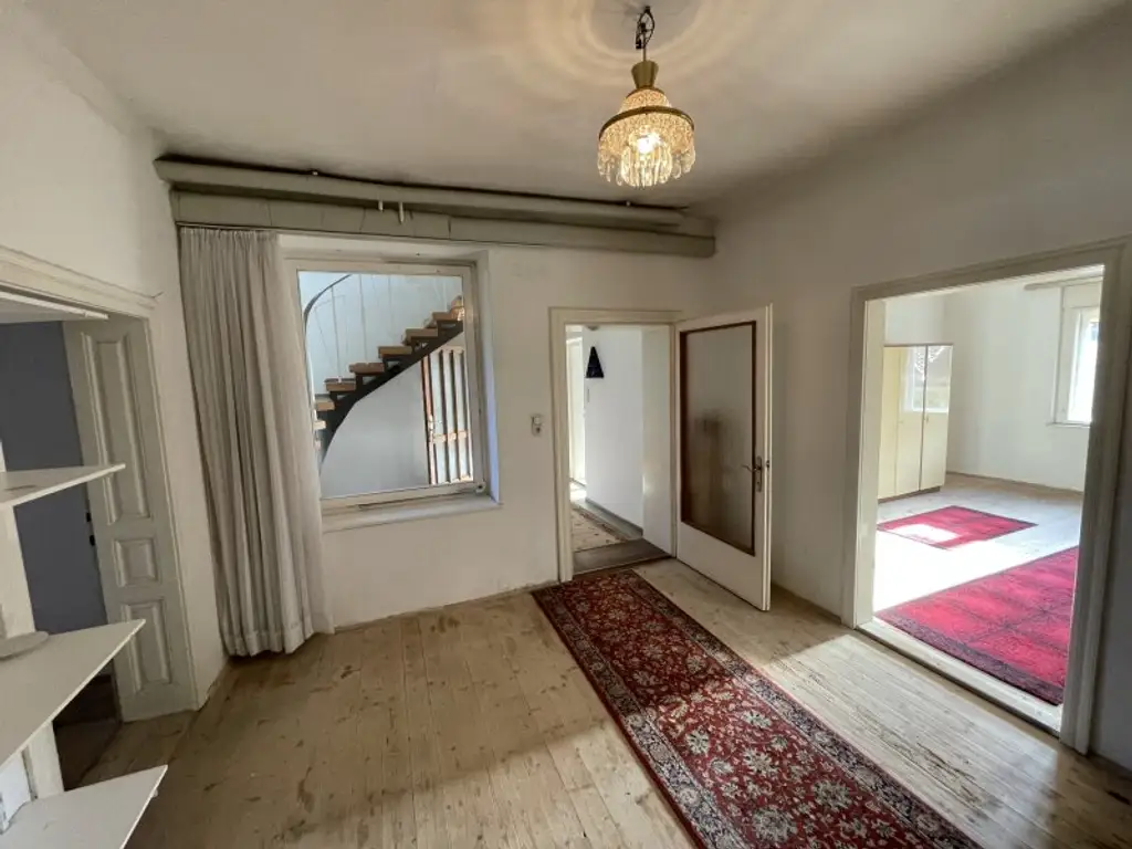 GROSSZÜGIGES ANWESEN MIT WOHNHAUS -- WUNDERSCHÖNER INNENHOF UND GROSSER GARTEN -- 1.315 m²!