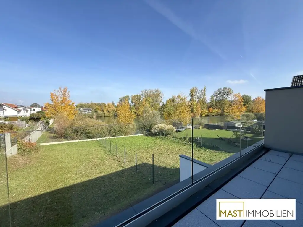 Doppelhaushälfte mit Blick aufs Wasser und 464 m2 Grundfläche!