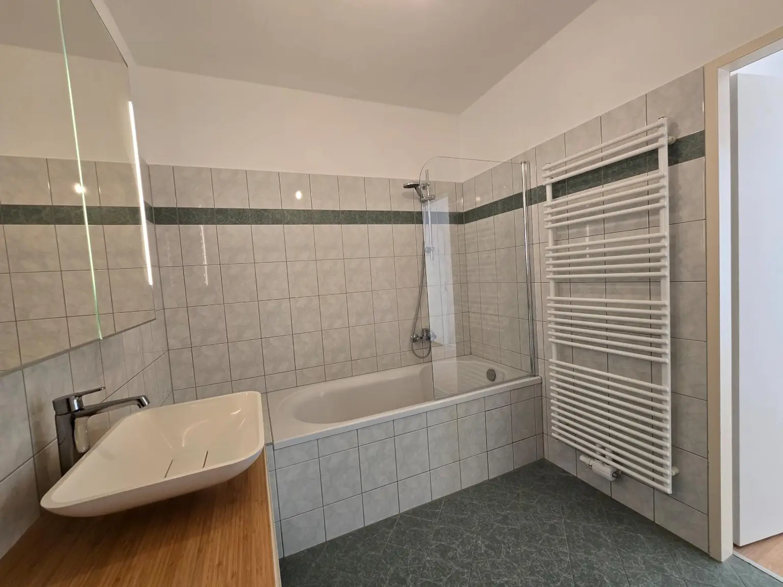 geräumiges Bad mit Wanne