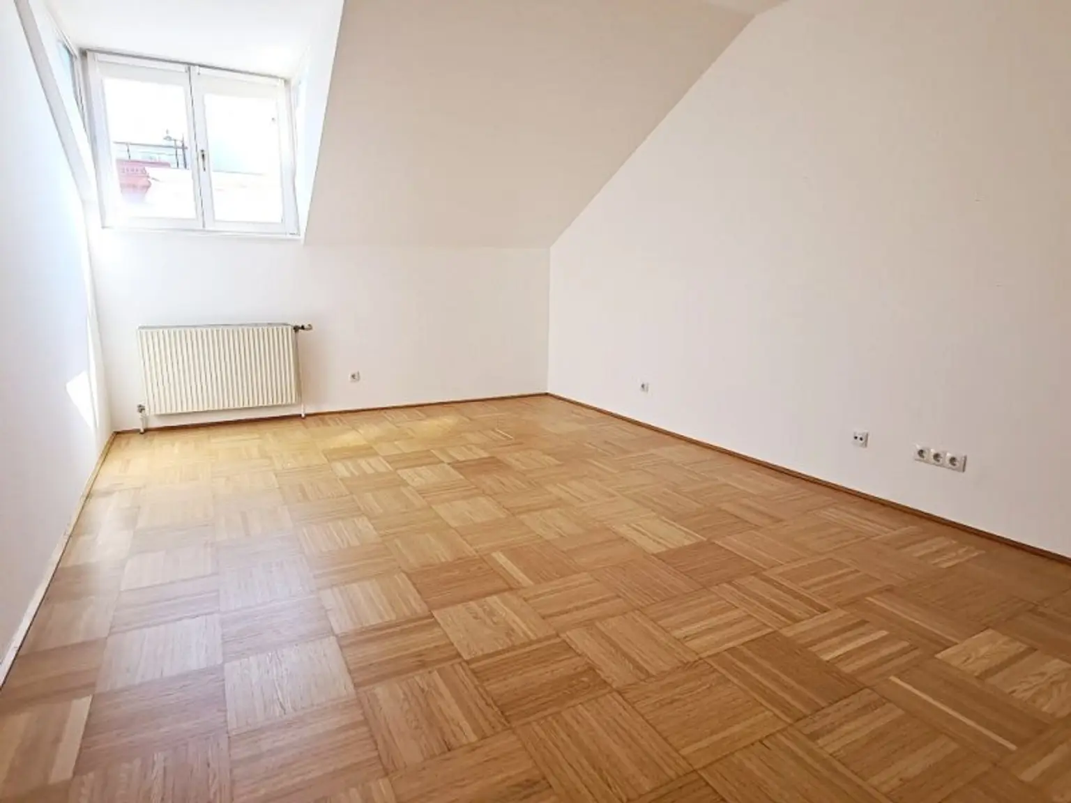 SPITTELBERG, teilsaniertes 84 m2 Dachgeschoß, 3 Zimmer, Extraküche, Wannenbad, Parketten, WG-geeignet, MQ-Nähe
