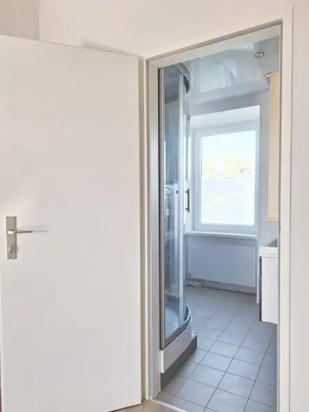 Sanierte  4 Zimmer Wohnung im Haus mit einem großen Garten