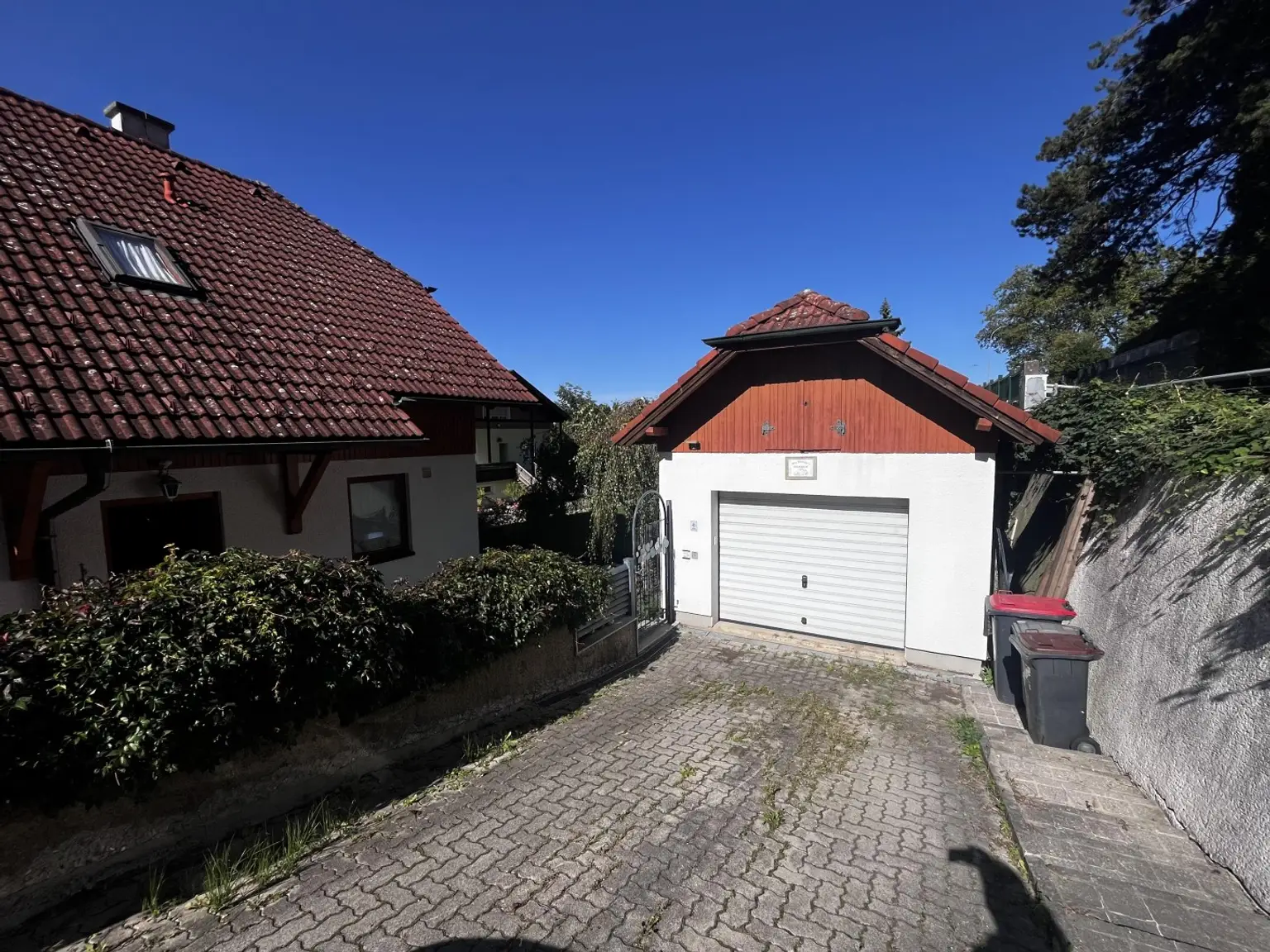 "Solides Haus mit Garten und Pool"