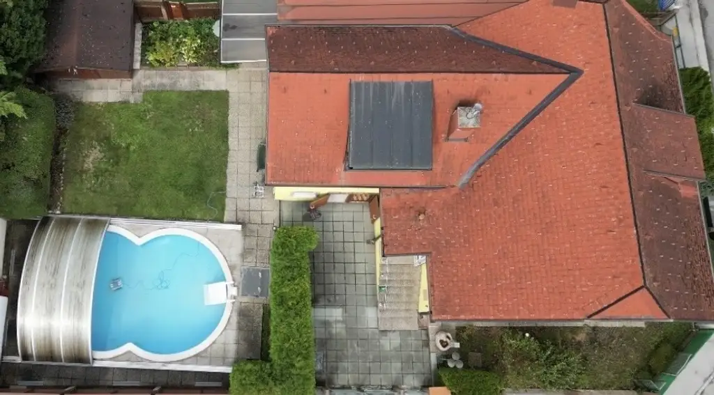 Charmantes Einfamilienhaus mit Potenzial  Swimmingpool in guter Lage