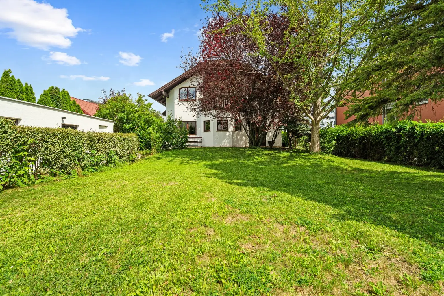 "Charmantes Einfamilienhaus mit Pool, großem Garten und modernem Wohnkomfort"